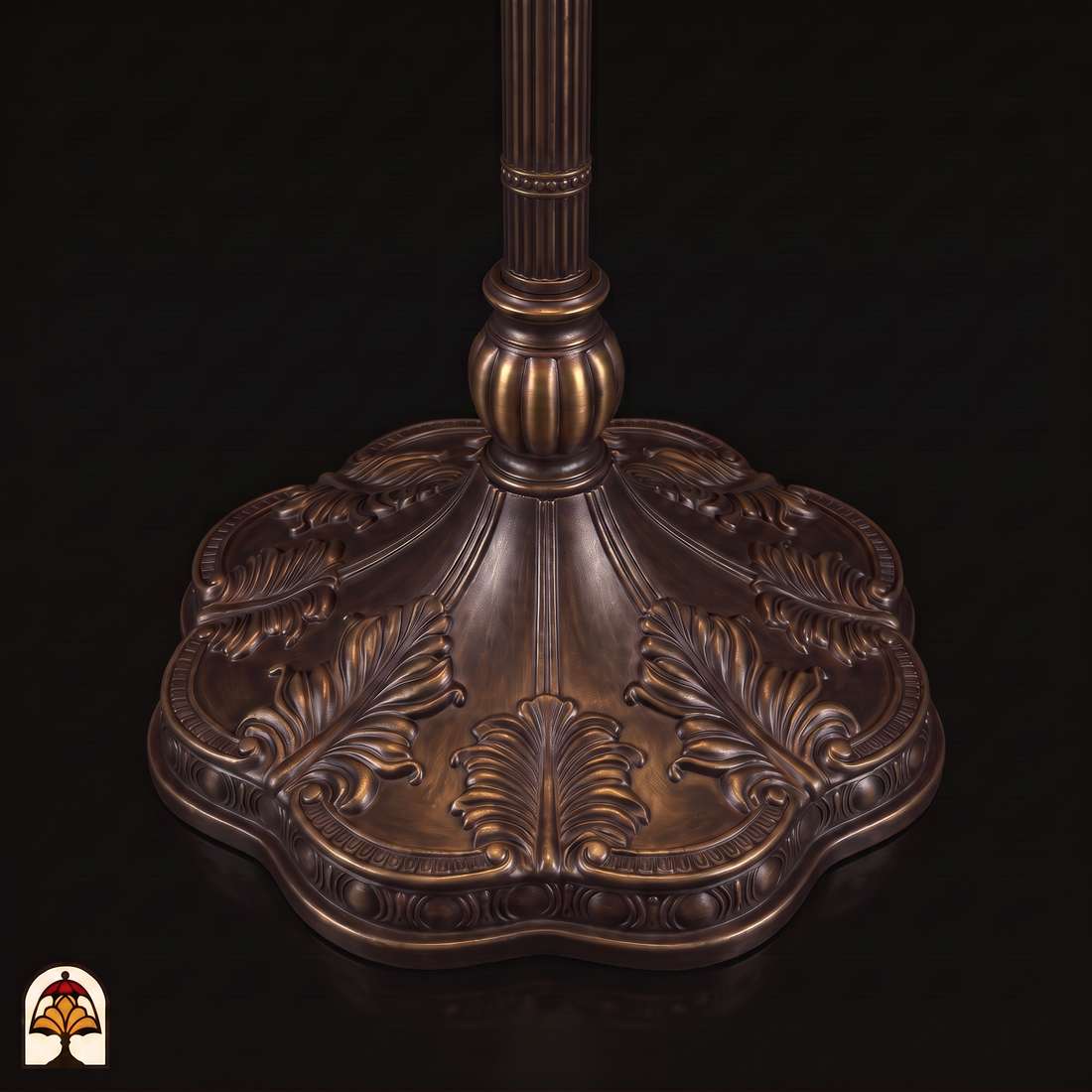 Tiffany vloerlamp Libellula Fiamma ⌀30 cm – close-up bronzen voet met bladreliëf