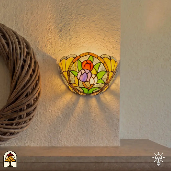 Tiffany wandlamp Tulipa Tricolore – kleurrijke tulpenmotieven met groene bladeren verlicht