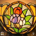 Tiffany wandlamp Tulipa Tricolore in interieur – warm lichtspel van rood, paars en geel
