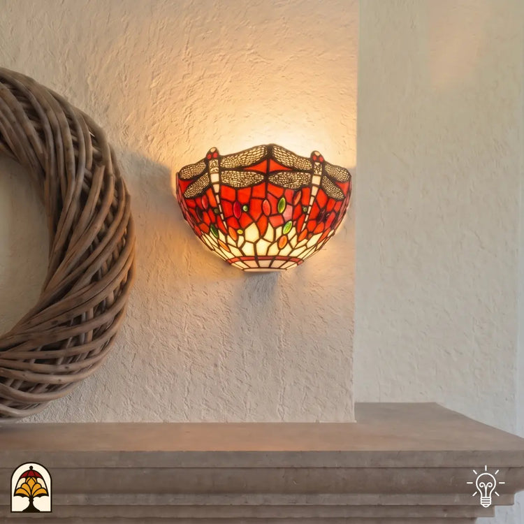 Tiffany wandlamp Libellula Rossa – rode libellenpatroon verlicht