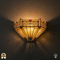Tiffany wandlamp Lumina Geometrica verlicht op muur – geometrische amberen kap met ornamentale sierlijst