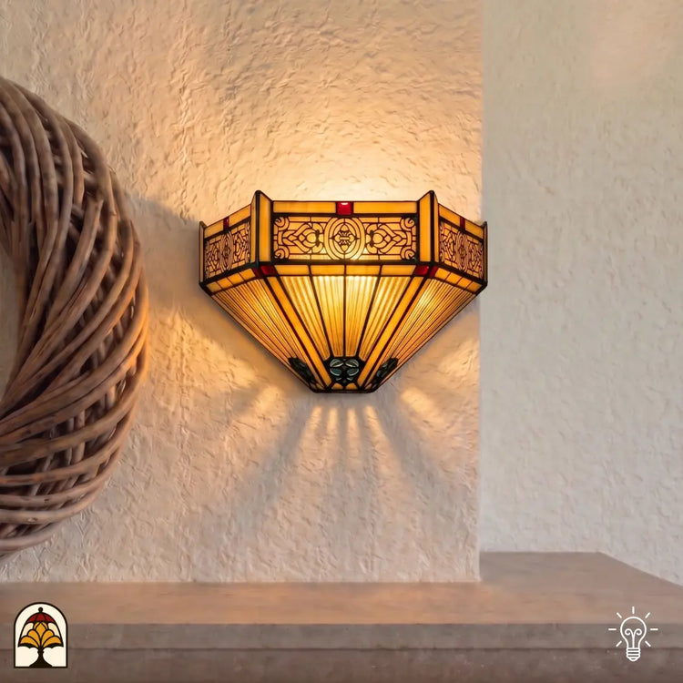 Tiffany wandlamp Lumina Geometrica – vooraanzicht ambergeel glas met decoratieve bovenkant