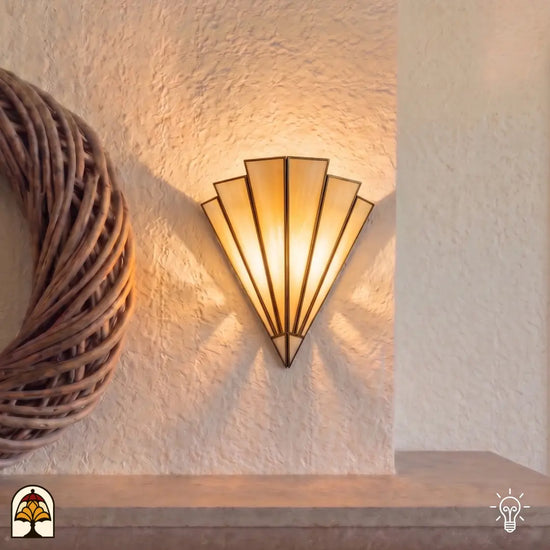 Tiffany wandlamp Ventaglio Avorio – vooraanzicht geometrisch waaiermotief verlicht