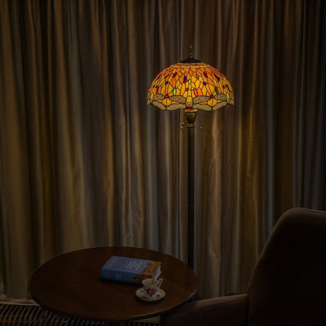 Tiffany Stehlampe in einem dunklen Zimmer